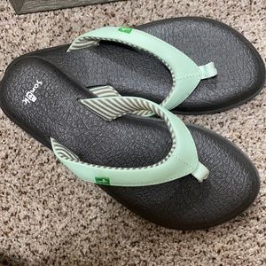 Sanuk yoga mat flip flops